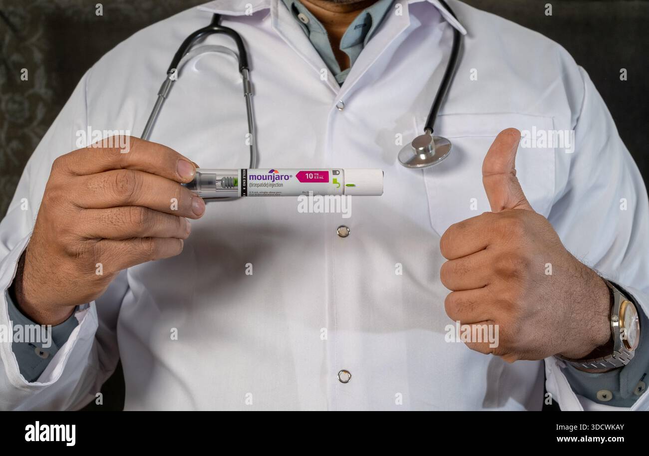 tirzepatide coat Medical professional holding a Mounjaro tirzepatide injection pen for diabetes and weight loss treatment Stock Photo tirzepatide coat Medical professional holding a Mounjaro tirzepatide injection pen for diabetes and weight loss treatment Stock Photo