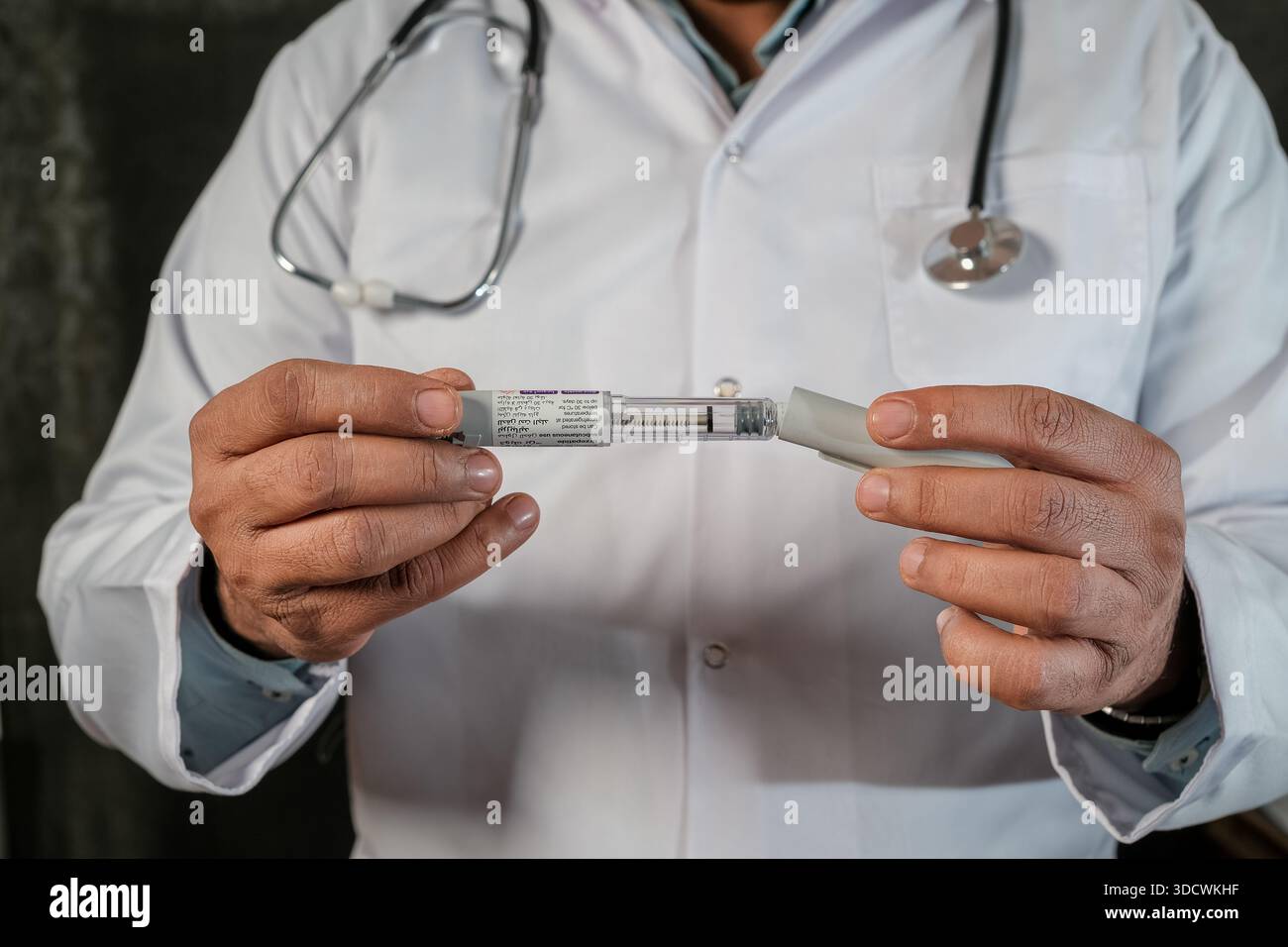 Medical doctor presenting Mounjaro tirzepatide KwikPen medication used for diabetes management and chronic weight loss treatment Stock Photo - Alamy Medical doctor presenting Mounjaro tirzepatide KwikPen medication used for diabetes management and chronic weight loss treatment Stock Photo - Alamy