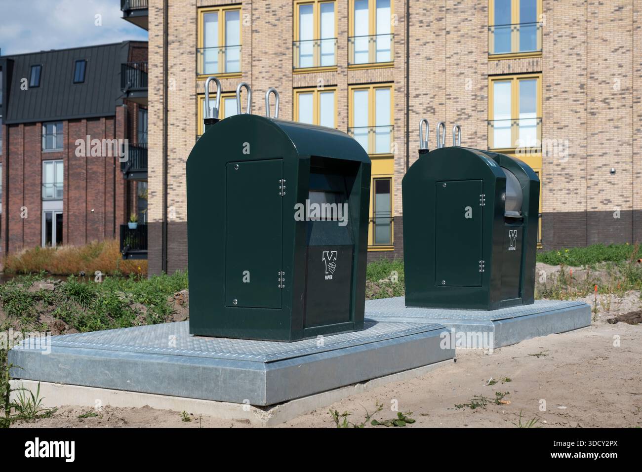 Garbage bins apartment building hi-res stock photography and images - Alamy