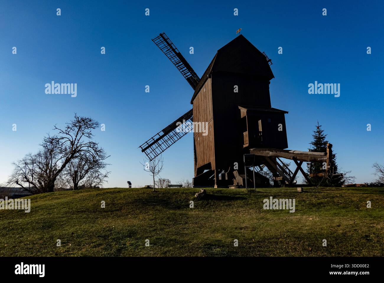 Die Bockwindmühle - Die Havelinsel mit dem historischen Stadtkern von Werder an der Havel in Brandenburg am 26. Dezember 2025. Werder Insel *** The Bock windmill The Havel Island with the historic town center of Werder an der Havel in Brandenburg on December 26, 2025 Werder Island Stock Photo