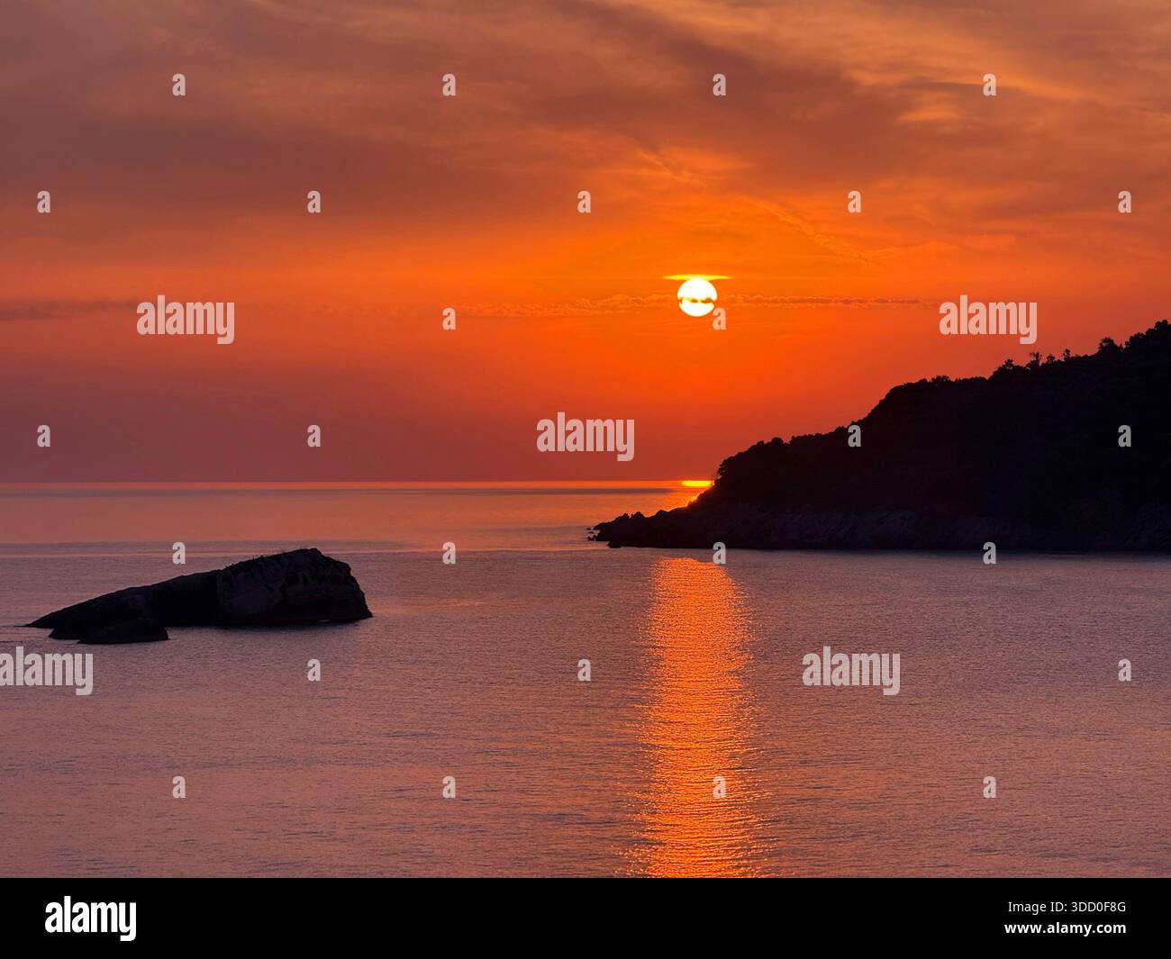 Sunset over rocky coastline hi-res stock photography and images - Alamy