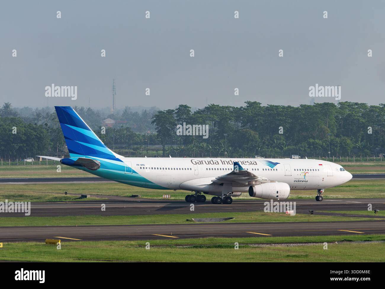 Garuda indonesia a330 300 hi-res stock photography and images - Alamy