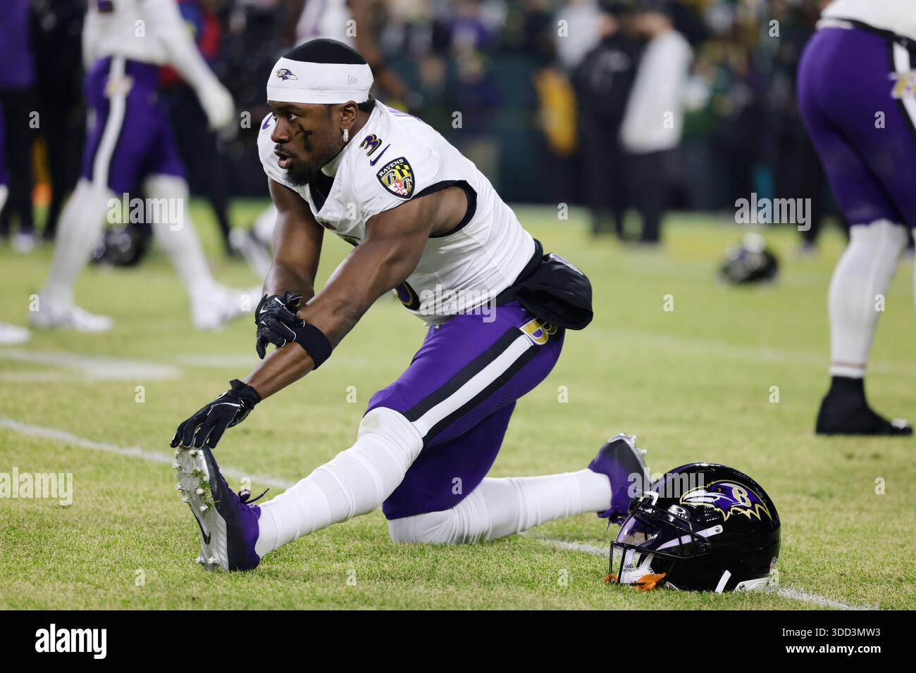 Baltimore Ravens cornerback Chidobe Awuzie (3) warms up before an NFL ...
