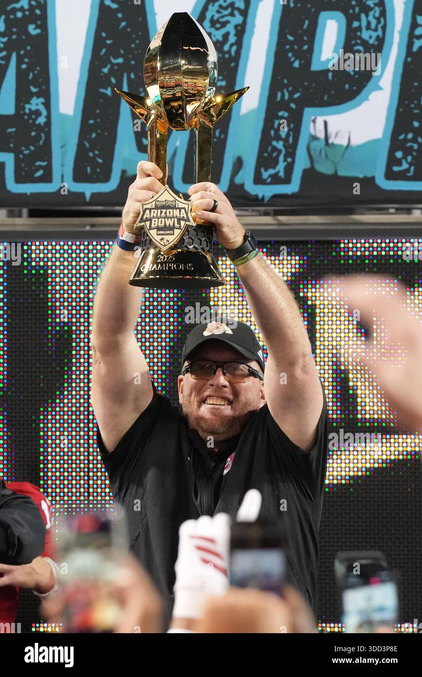 Fresno State head coach Matt Entz lifts the trophy after defeating ...