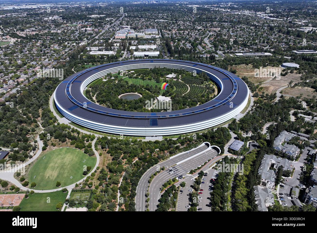 An aerial view of the Apple corporate headquarters at Apple Park (Apple ...