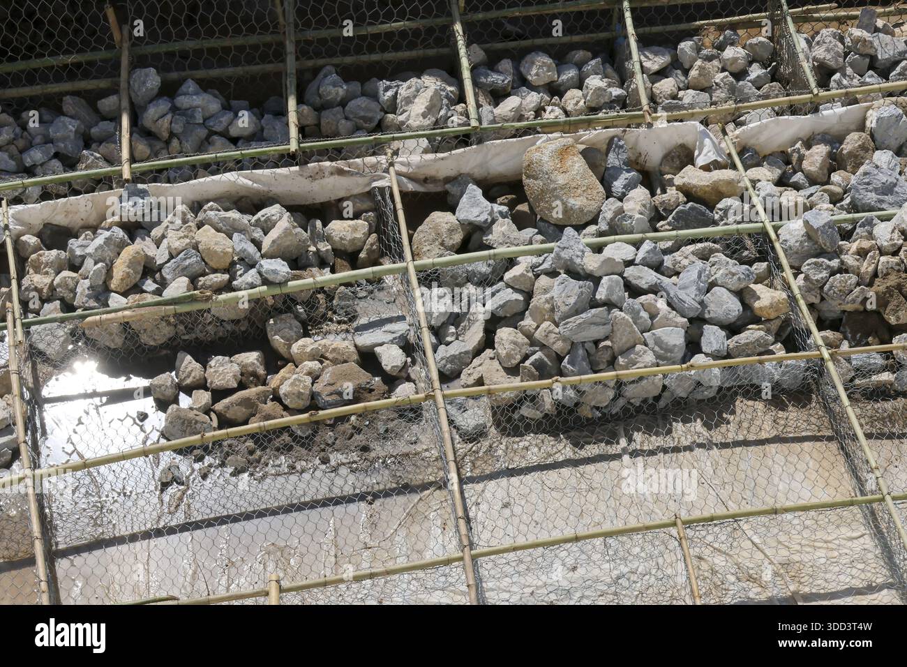 Rubble retaining wall hi-res stock photography and images - Alamy