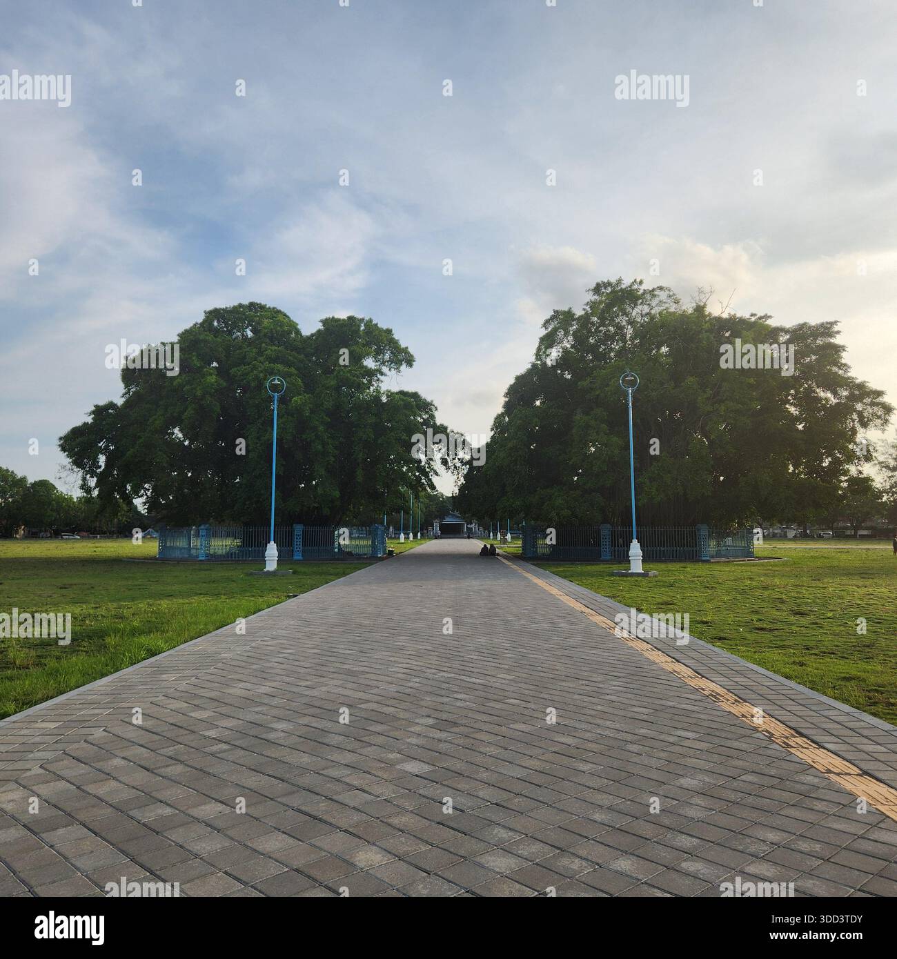 Serene garden pathway hi-res stock photography and images - Alamy