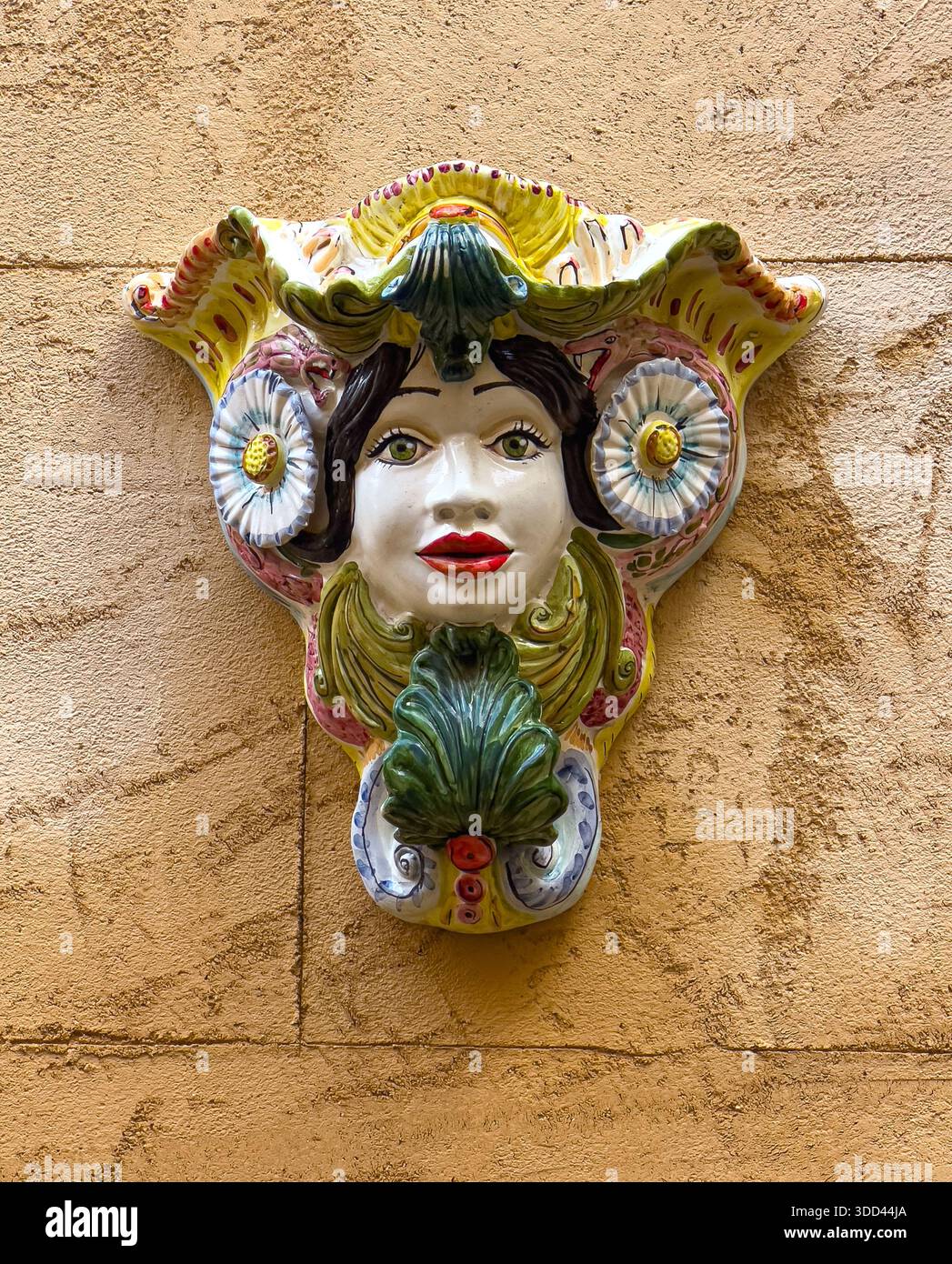 イタリア　perseo社　ペルセオ　陶器　マスク Colorful ceramic testa di moro mask hanging on an exterior wall