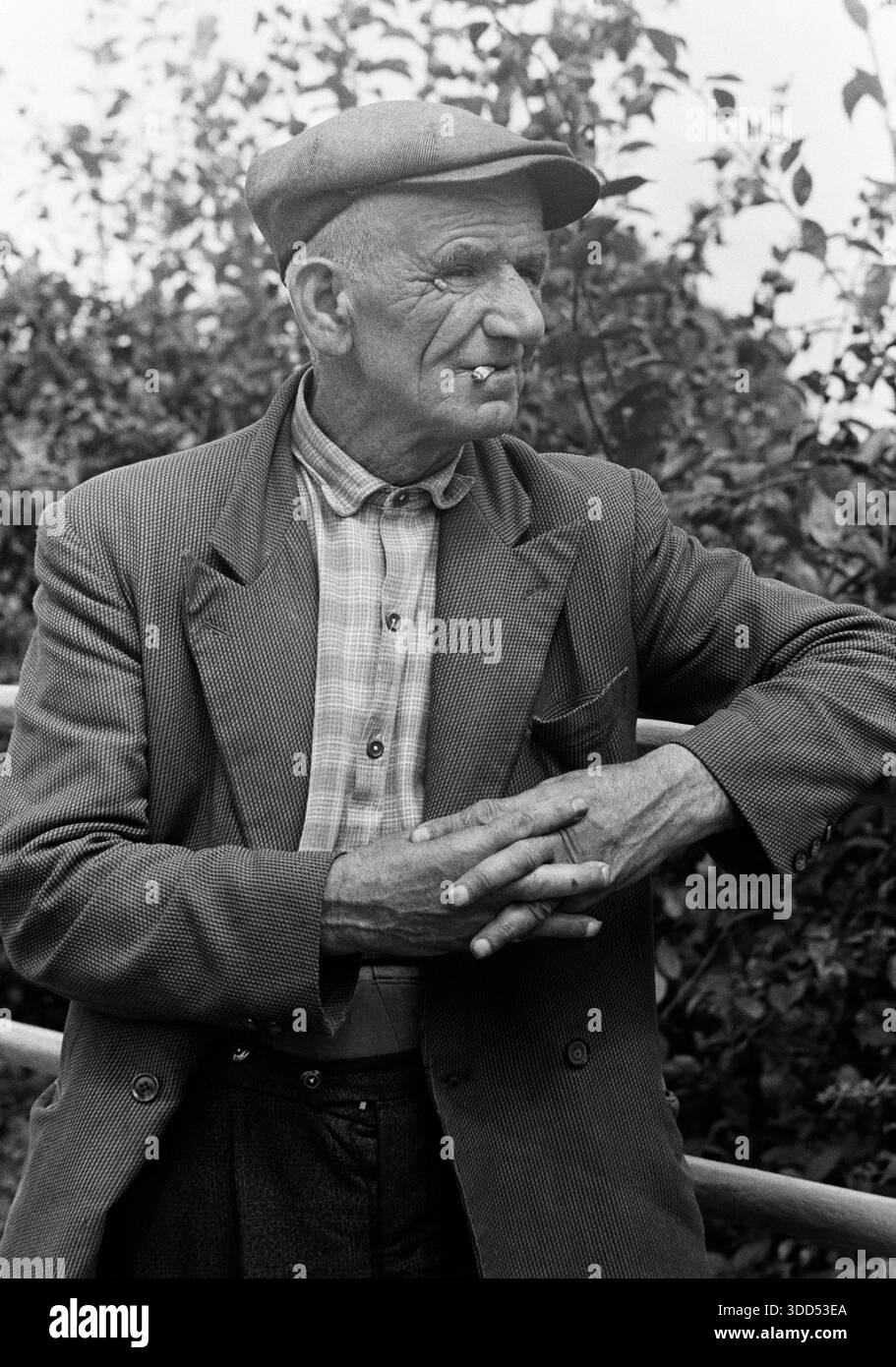 黑白僧人 1960s elderly man Black and White Stock Photos & Images - Alamy