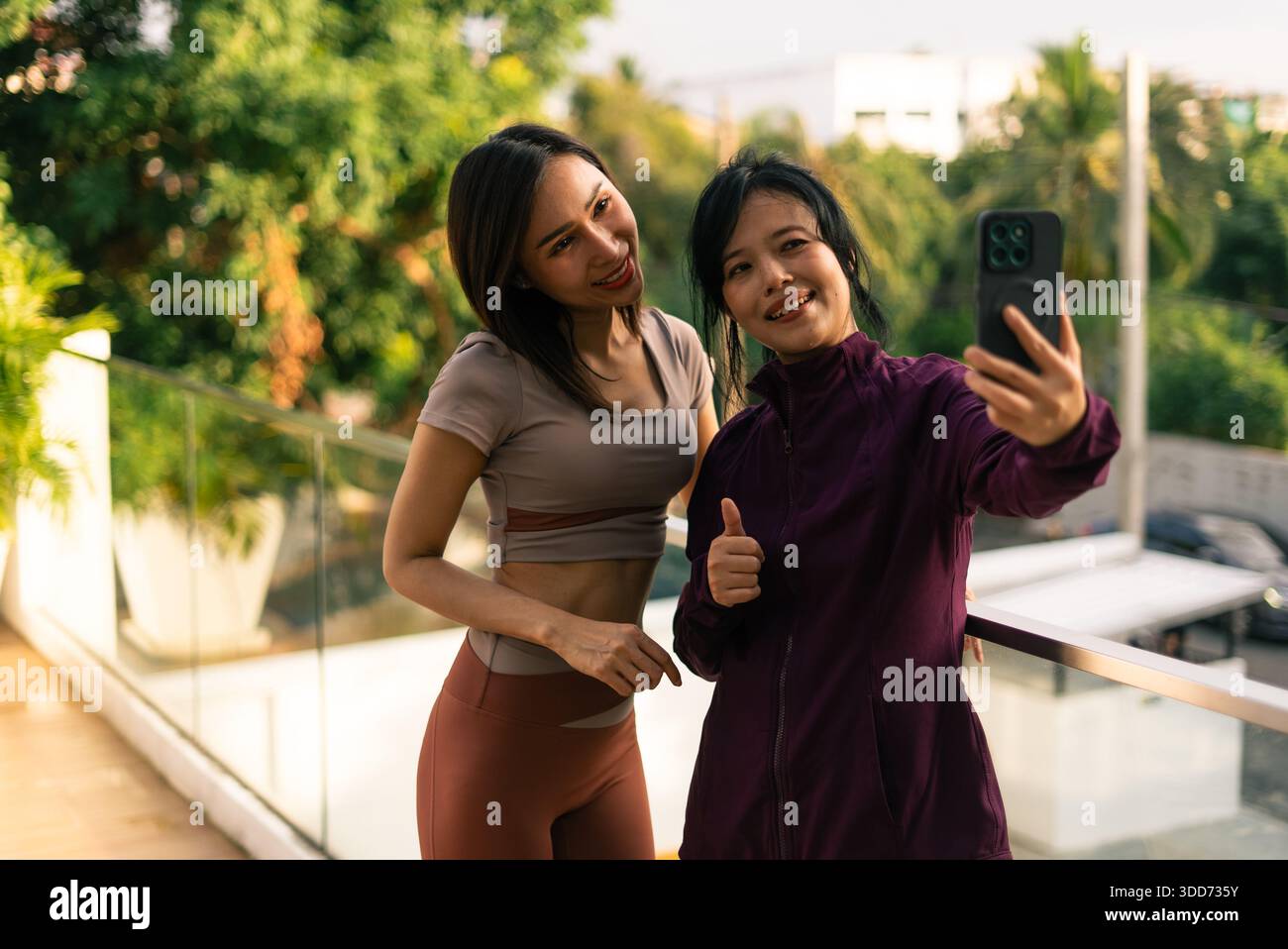 Two Women Posing Selfie Hi res Stock Photography And Images Alamy