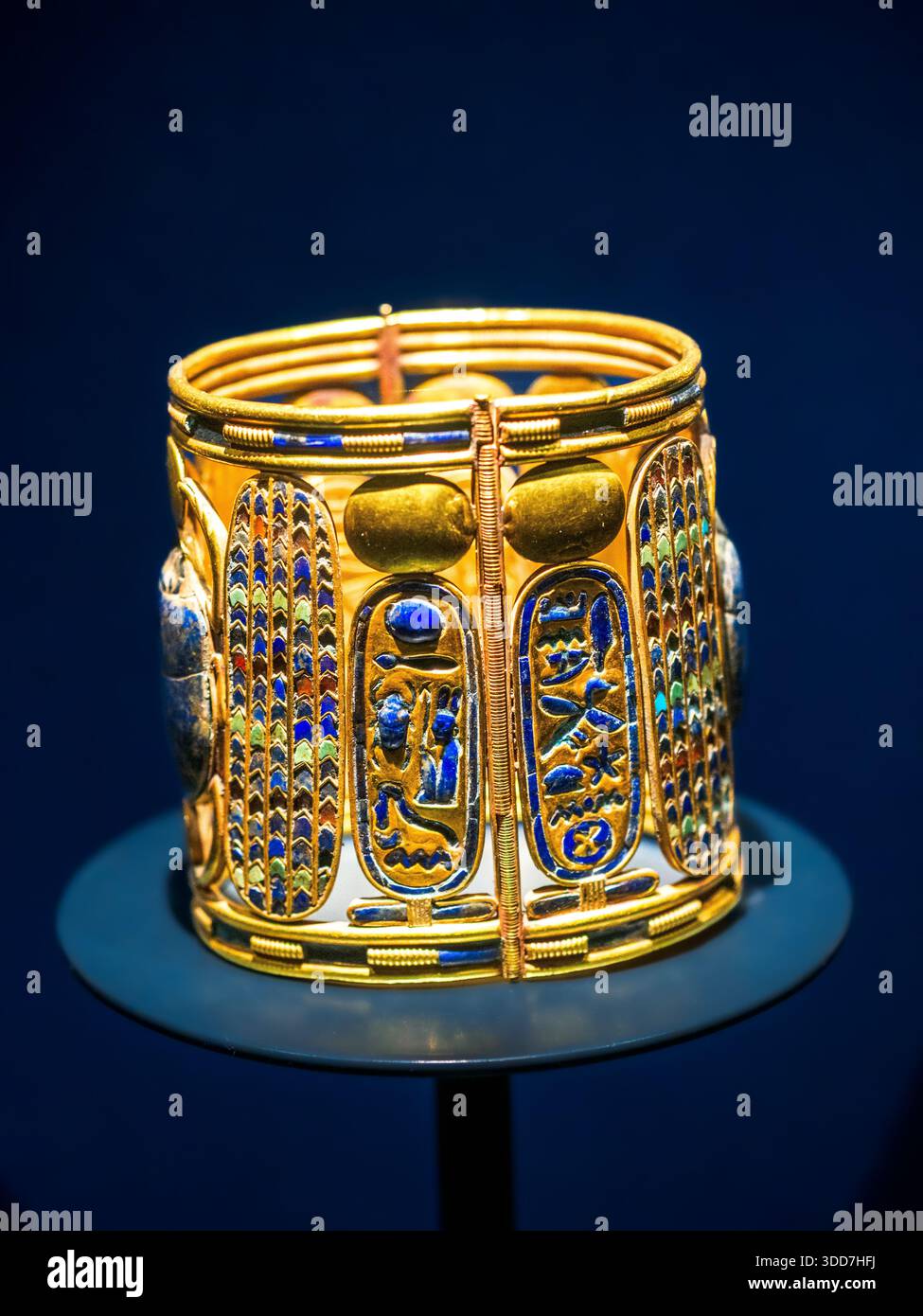 Bracelet of Psusennes I - 21st Dynasty, Third Intermediate Period - Gold, lapis lazuli, glass - Tomb of Amenenope, Tanis Stock Photo