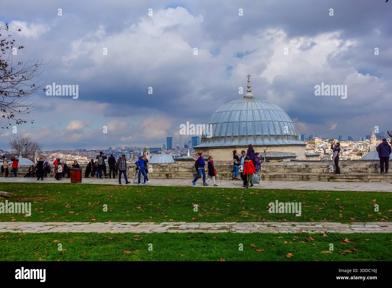 Tourists in the park of Suleymaniye Mosque in Istanbul - Stock Image