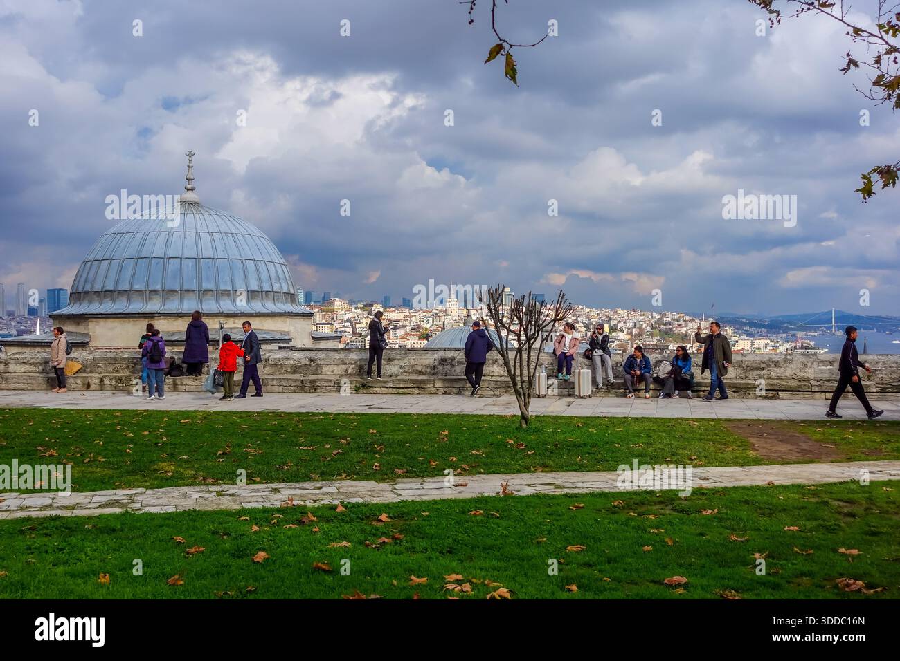 Tourists in the park of Suleymaniye Mosque in Istanbul - Stock Image