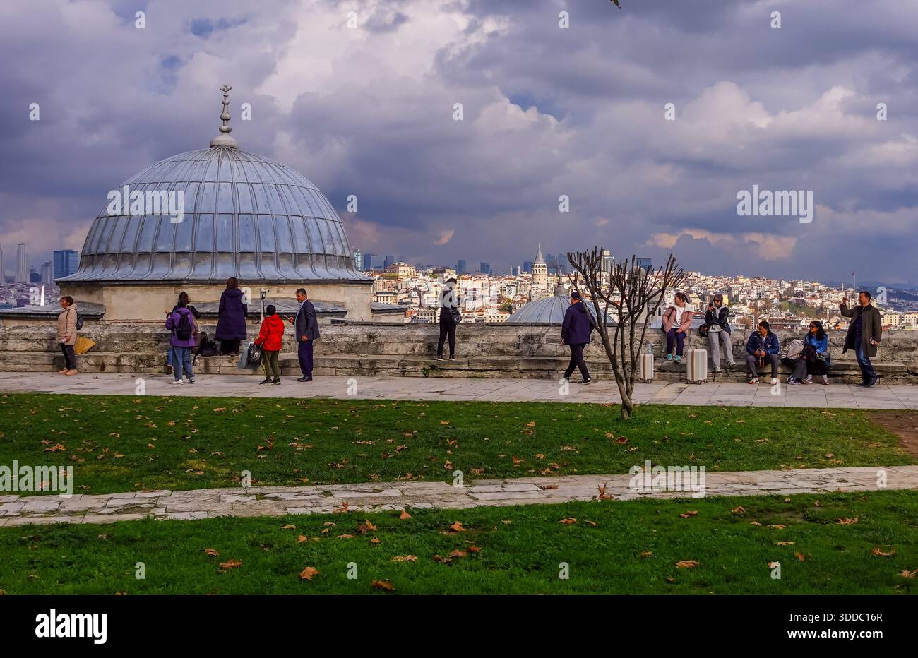 Tourists in the park of Suleymaniye Mosque in Istanbul - Stock Image