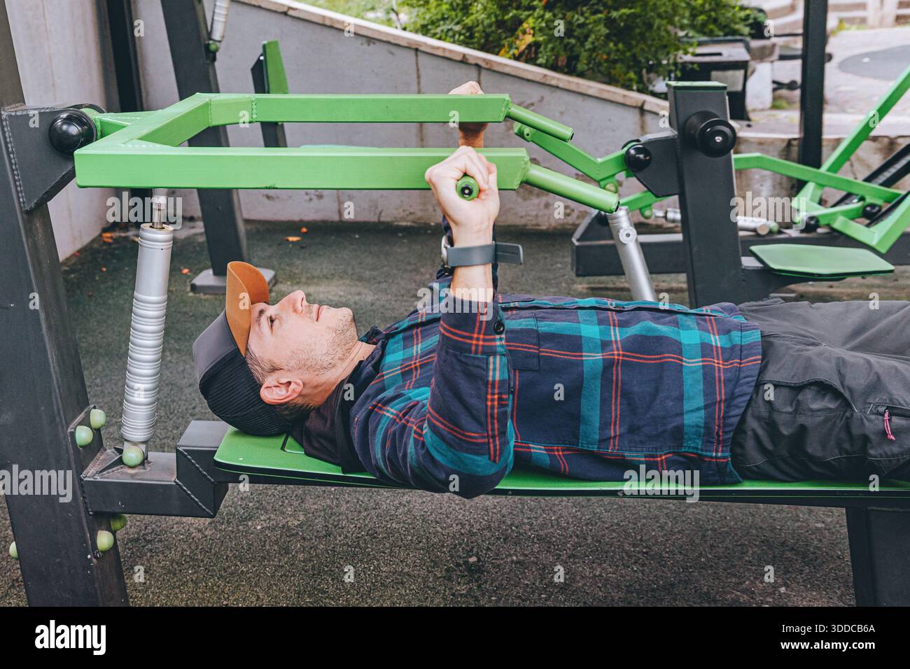 Chest press hi-res stock photography and images - Page 3 - Alamy