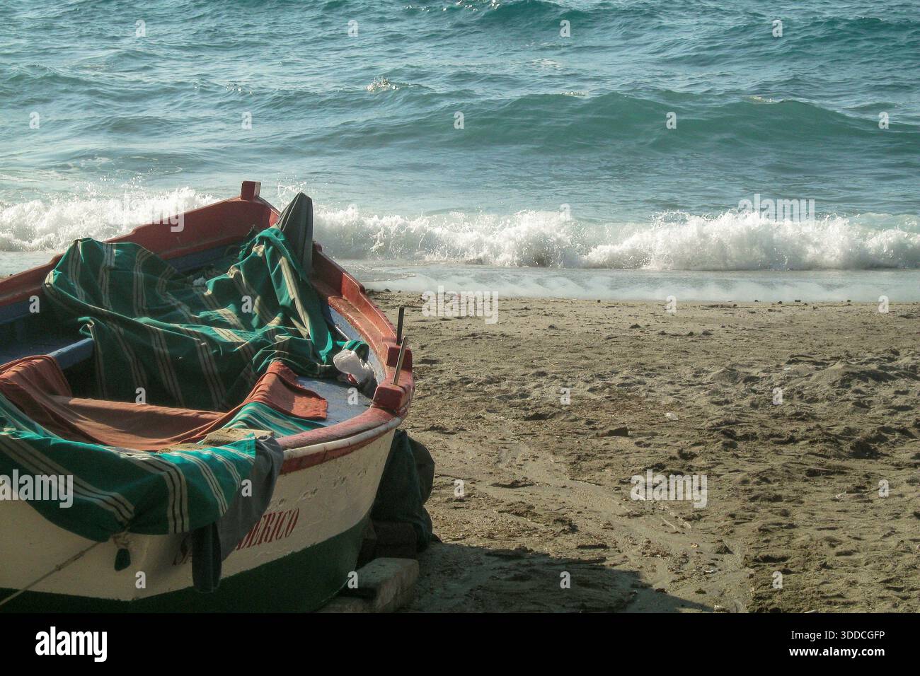 Sandy beach turquoise ocean waves hi-res stock photography and images ...