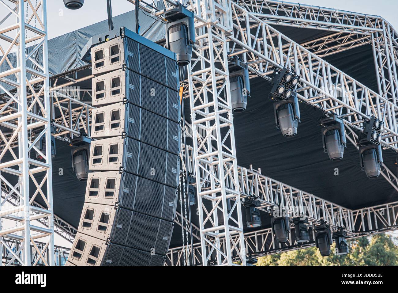 Line array speakers hi-res stock photography and images - Alamy