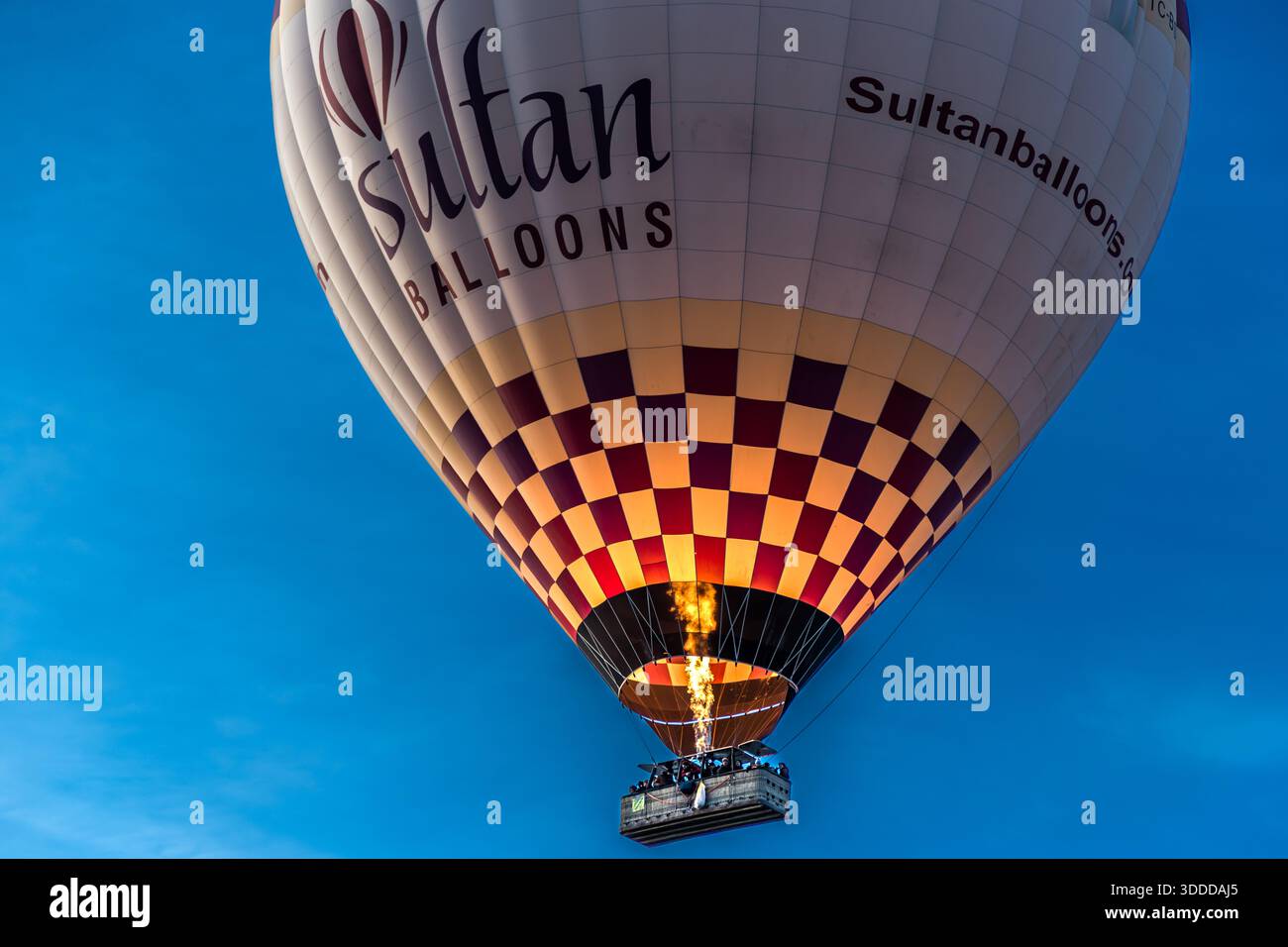 A metal roof protects the passengers of a hot air balloon from the heat of the fire. Sultan Balloons hot air balloon takes off. Göreme, Central Anatolia Region, Turkey Stock Photo