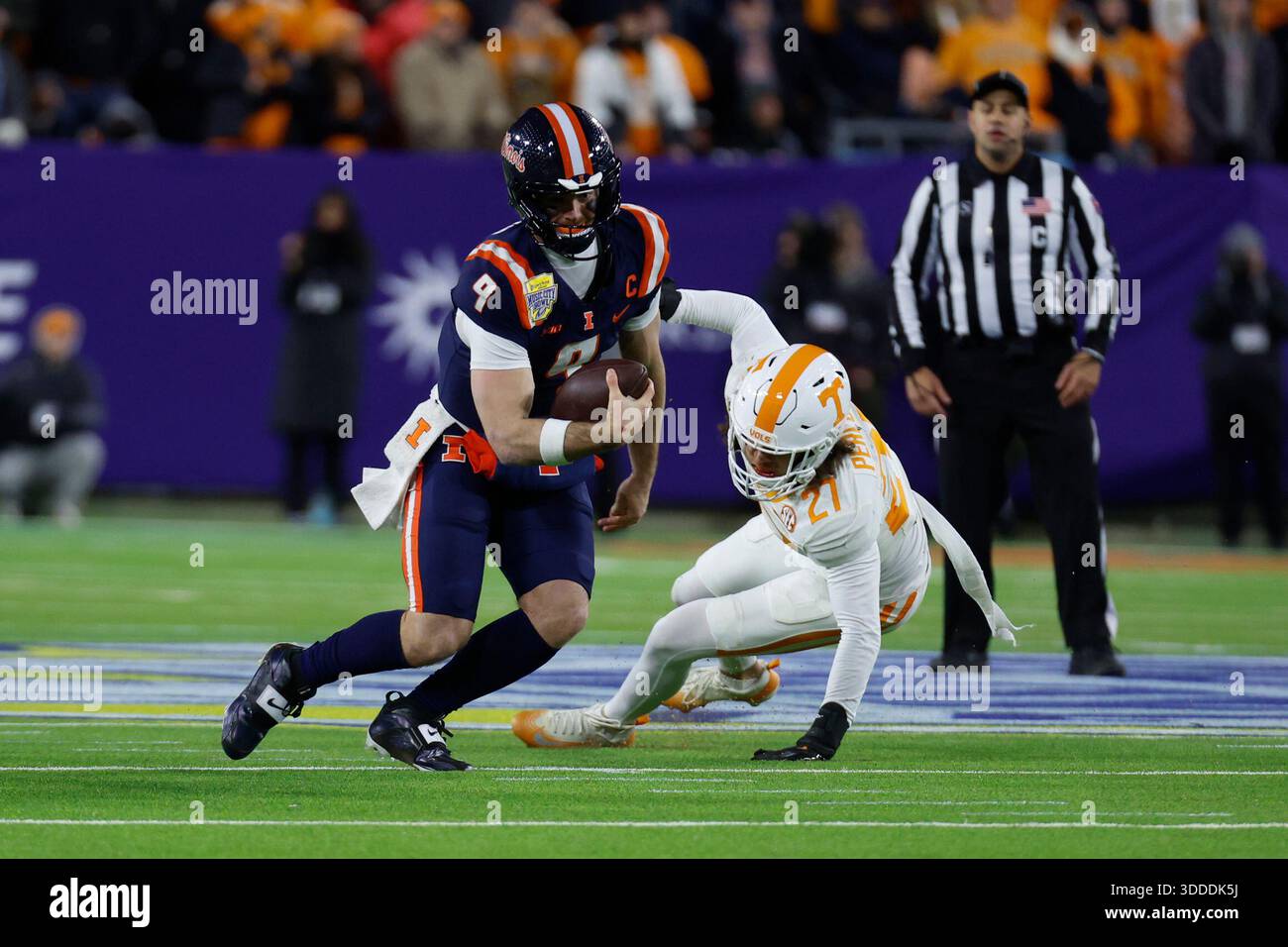 NASHVILLE, TN - DECEMBER 30: Illinois Fighting Illini quarterback Luke ...