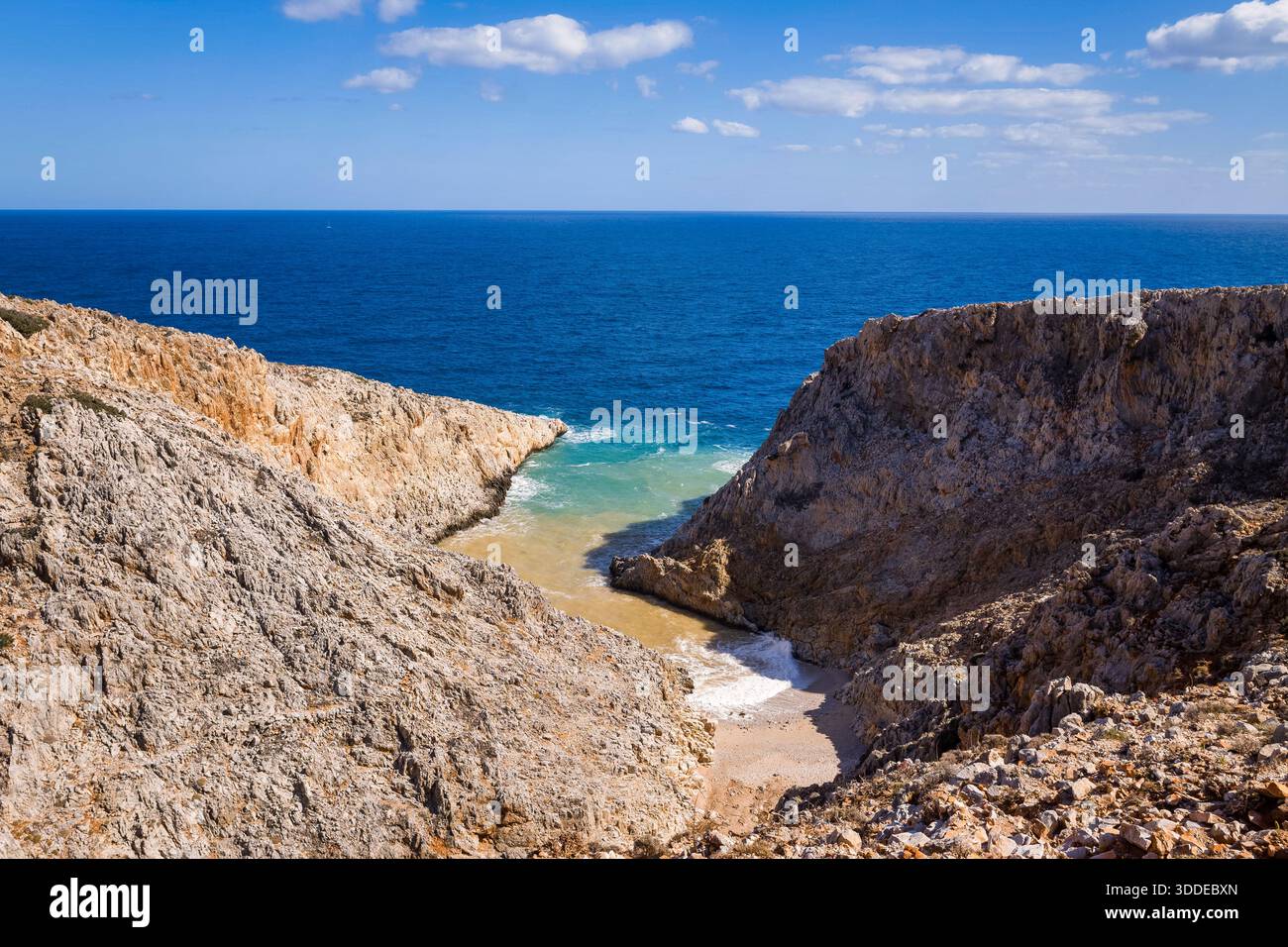 Nestled between dramatic cliffs hi-res stock photography and images - Alamy