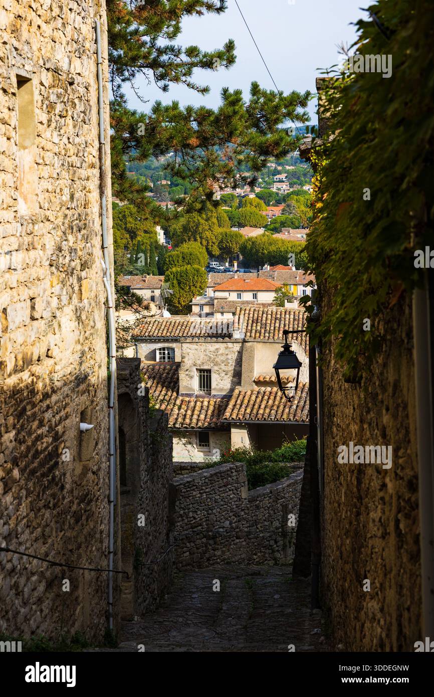 Alley of the medieval city of Vaison-la-Romaine Stock Photo