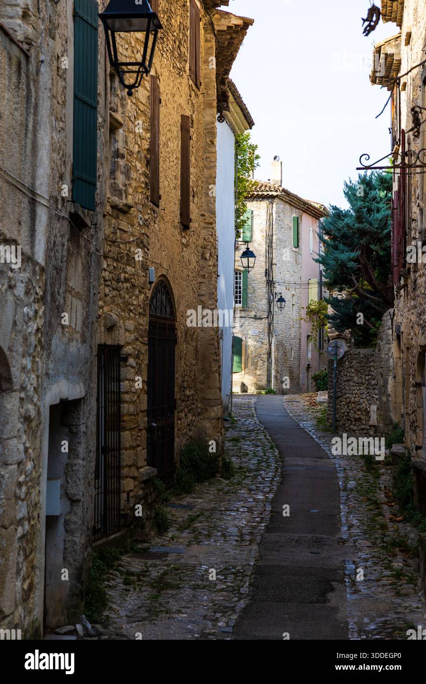 Alley of the medieval city of Vaison-la-Romaine Stock Photo