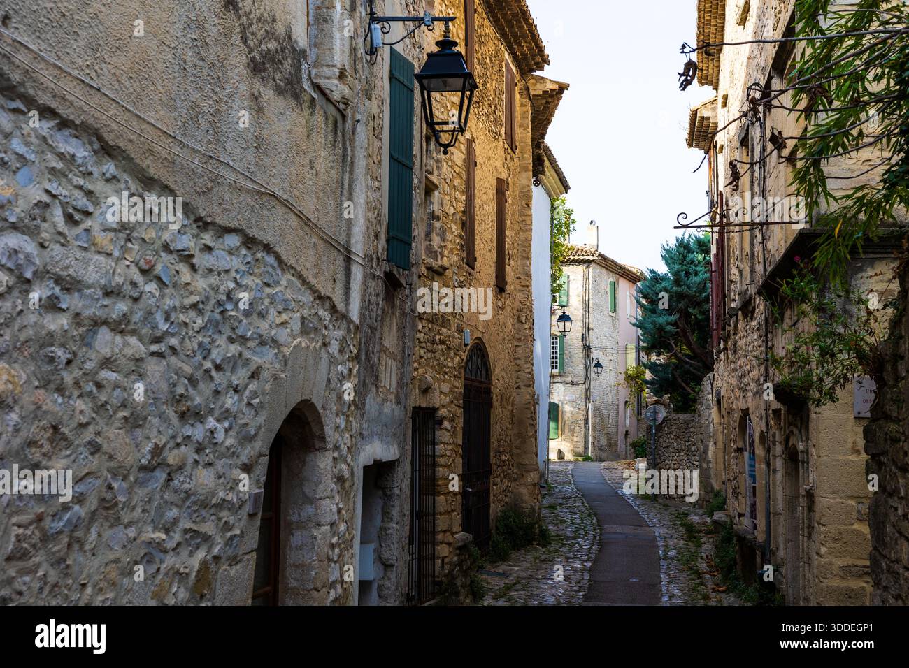 Alley of the medieval city of Vaison-la-Romaine Stock Photo
