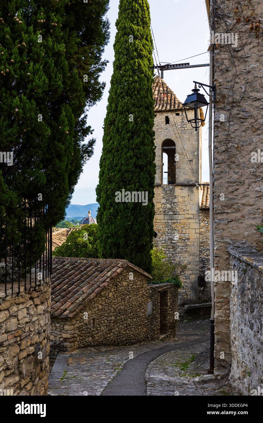 Alley of the medieval city of Vaison-la-Romaine Stock Photo