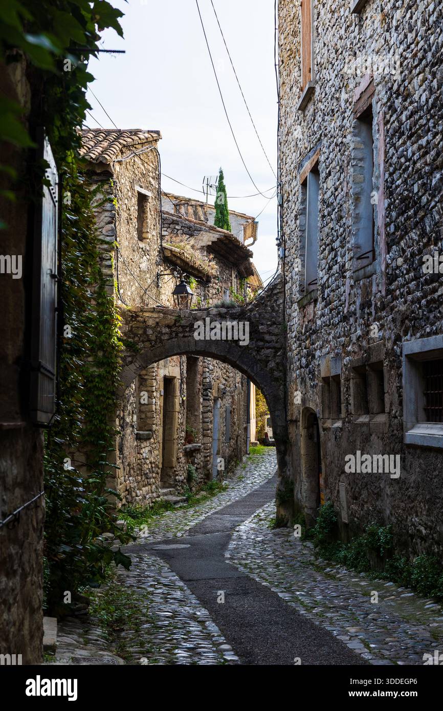 Alley of the medieval city of Vaison-la-Romaine Stock Photo