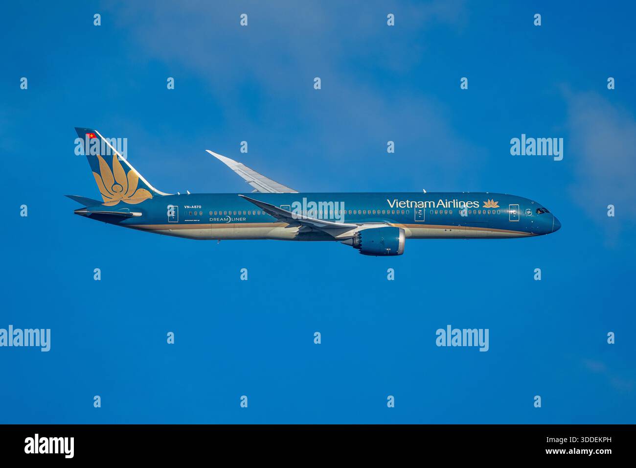 Vietnam airlines 787 airliner hi-res stock photography and images