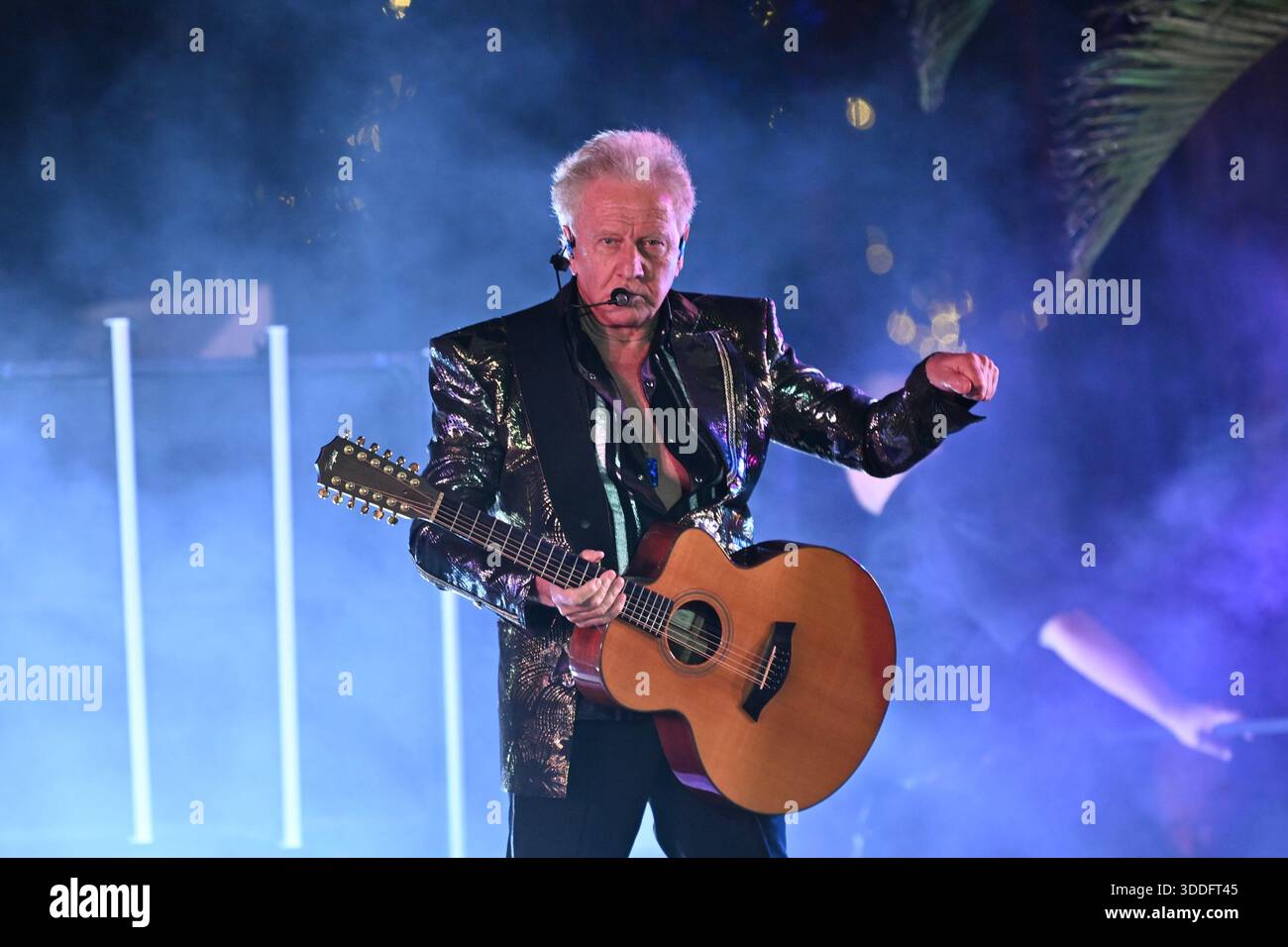 Graham Cyril Russell, A guitarist of Australia band Air Supply, singing ...