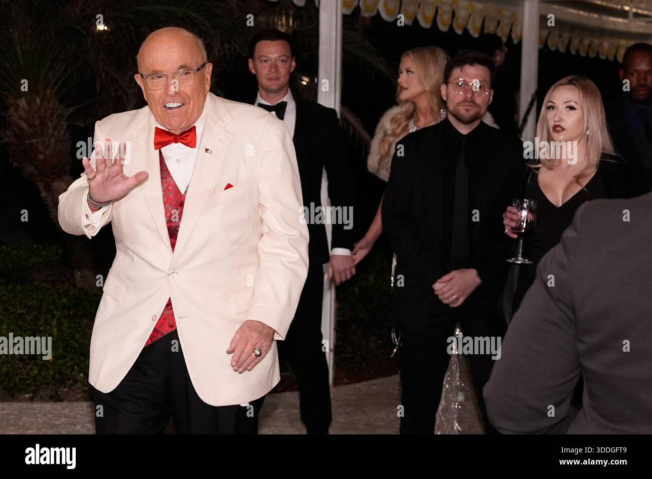 Rudy Giuliani arrives for a New Year's Eve celebration with President ...