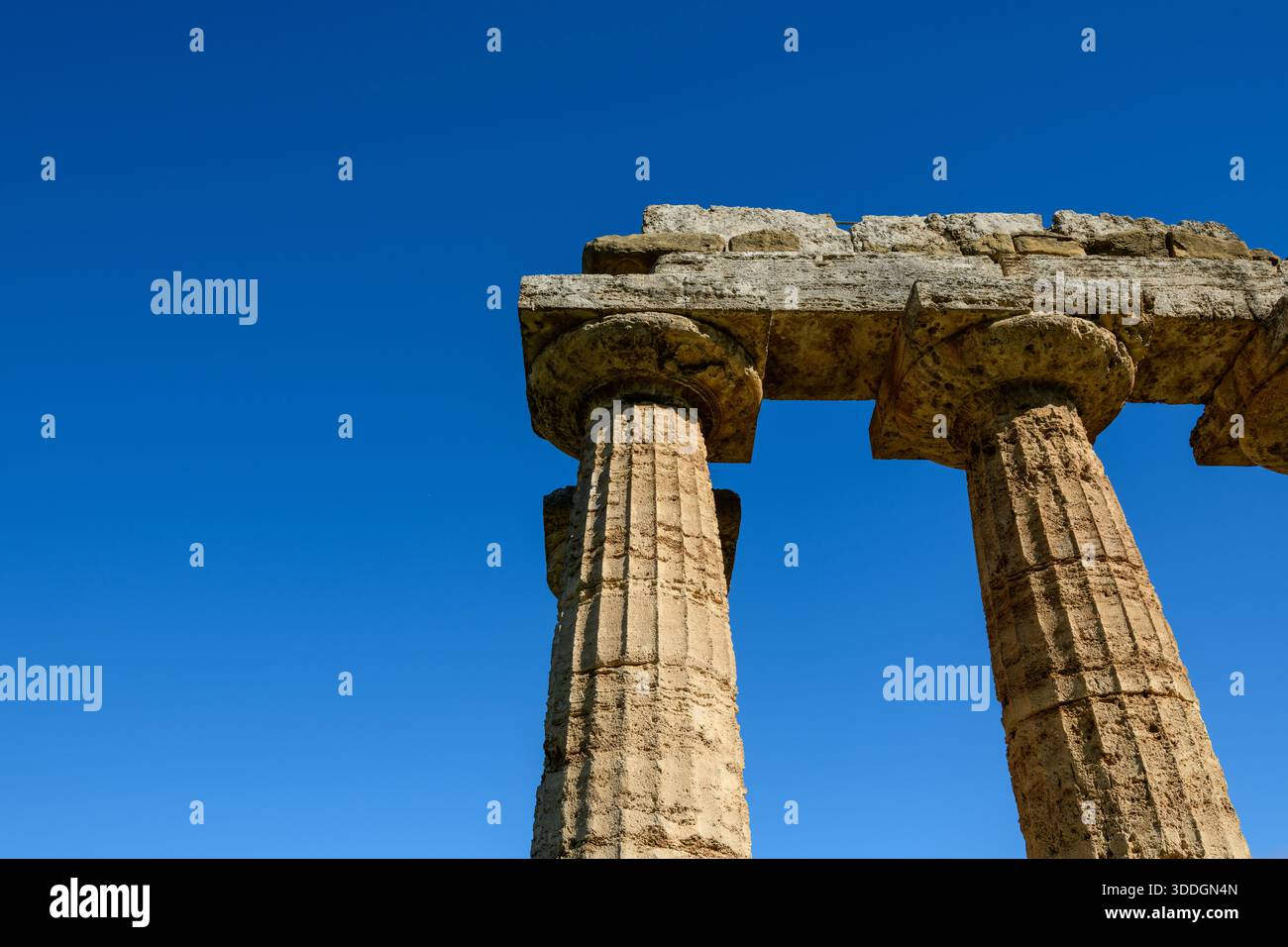 Fluted doric columns hi-res stock photography and images - Alamy