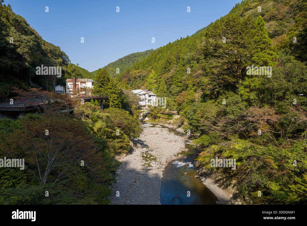 Homes japan mountain valley hi-res stock photography and images