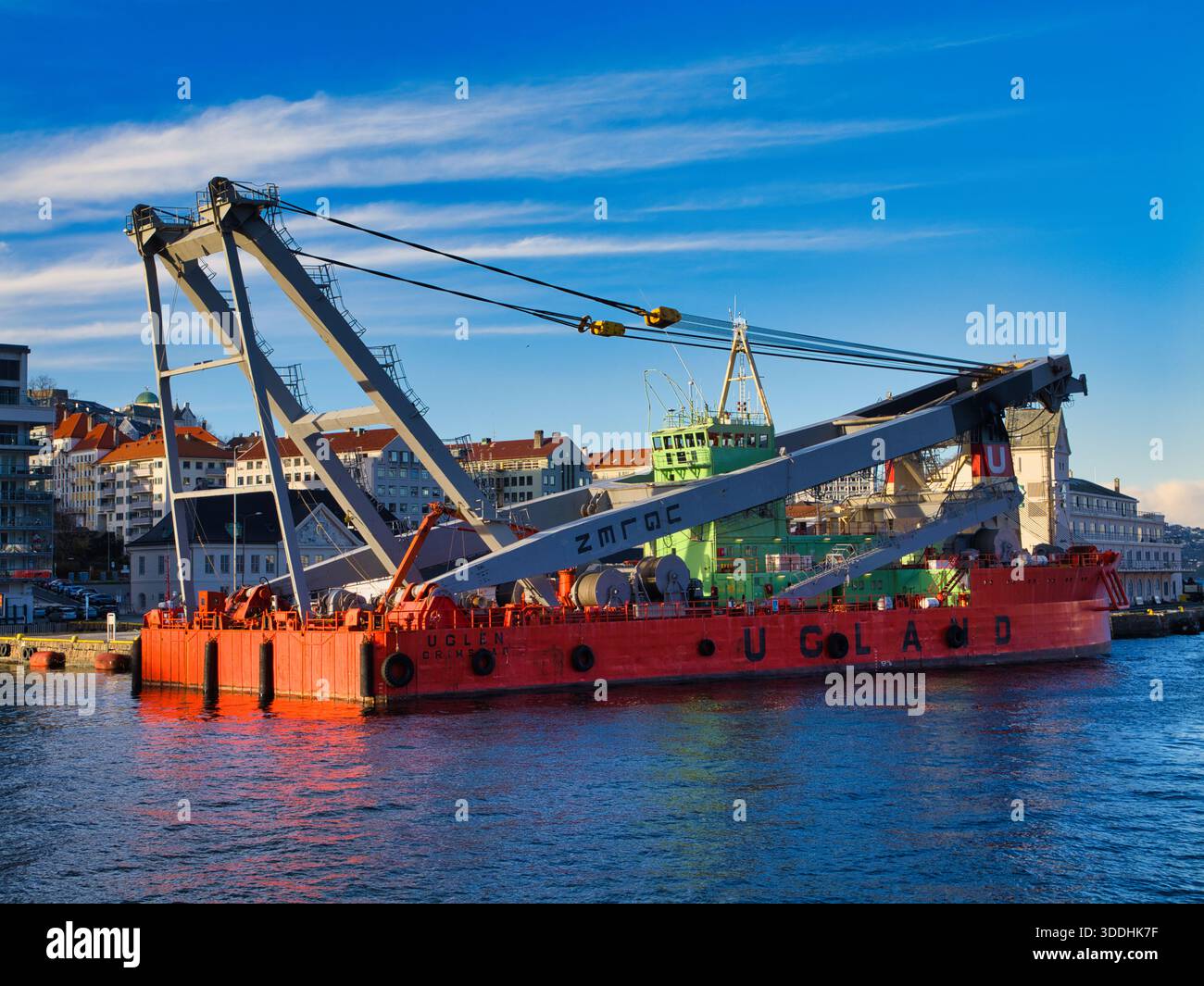 Heavy lift crane barge hi-res stock photography and images - Alamy