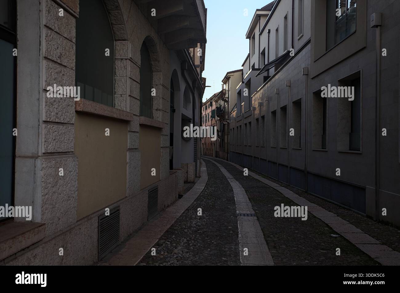 Empty street hi-res stock photography and images - Alamy