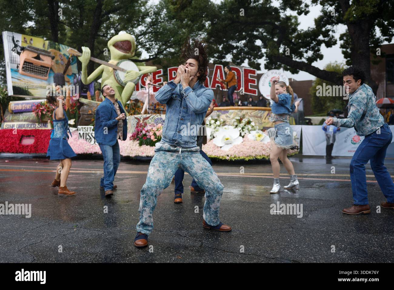 Float Singer Dancers perform with singer-songwriter and musician Charlie Worsham ...