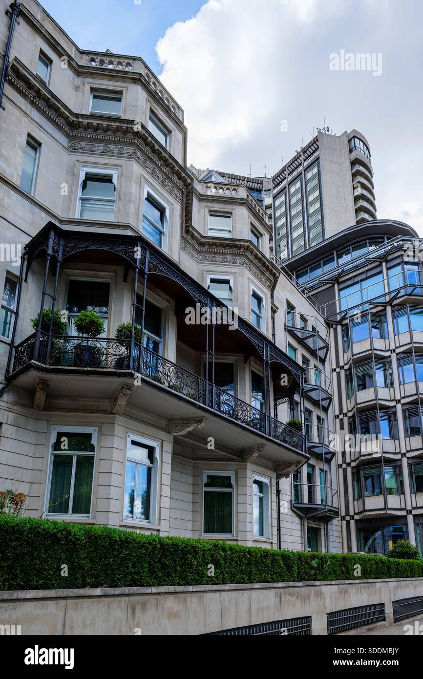 London - 07 03 2022: Building on Park Ln Stock Photo