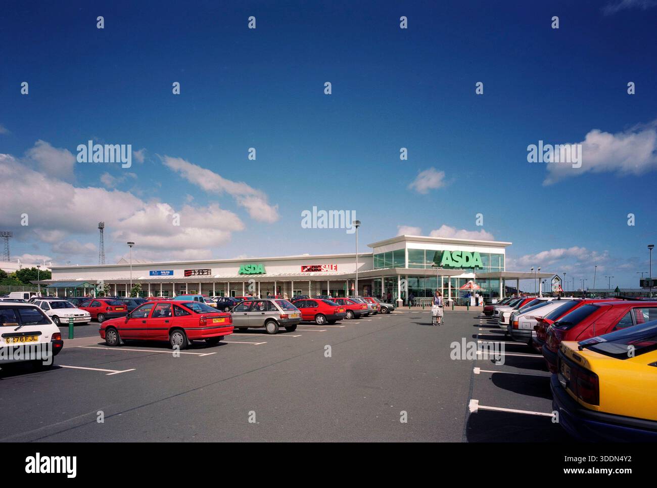 does asda sell cigarettes after 10pm in uk Asda store hi-res stock photography and images - Page 22