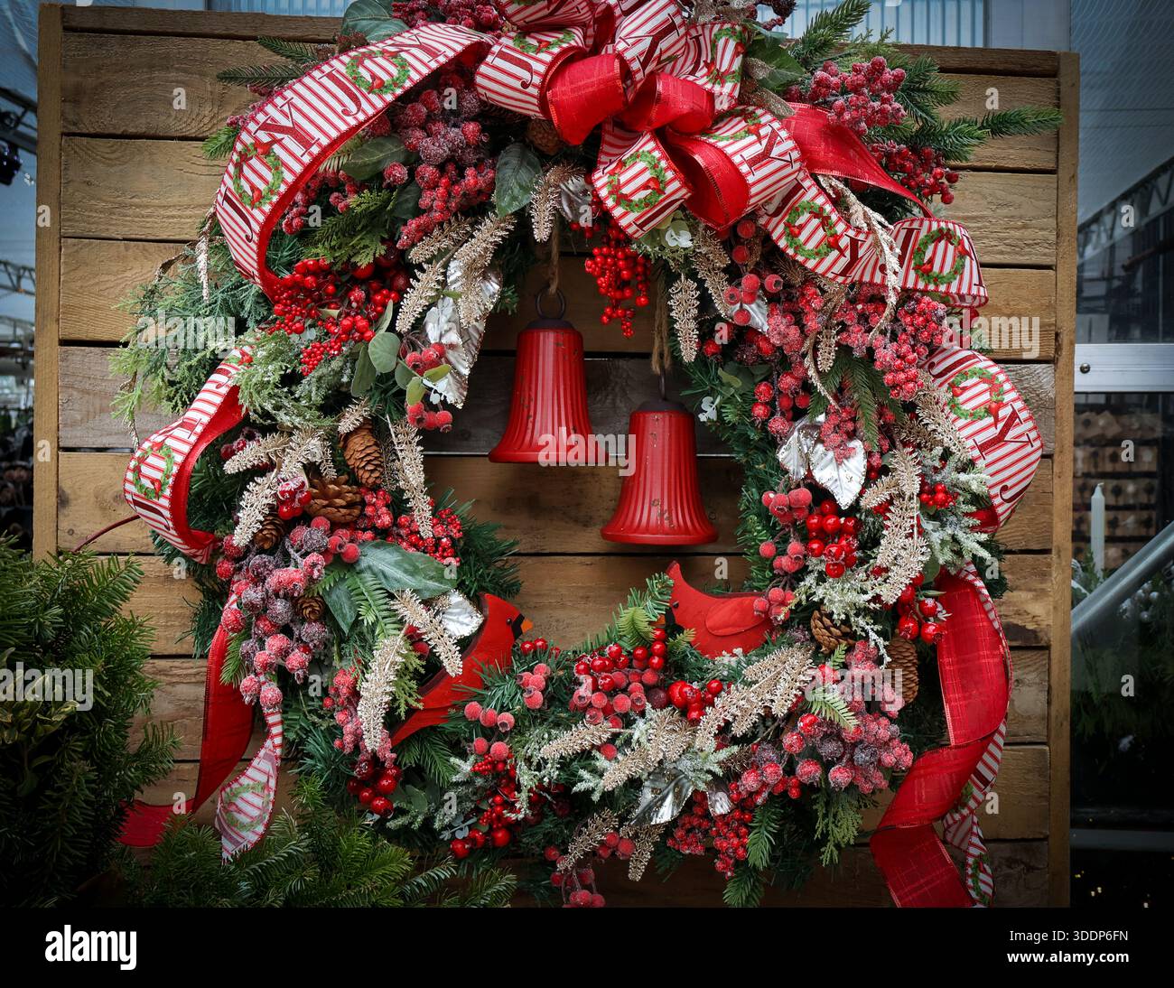 Large christmas wreath hi-res stock photography and images - Alamy