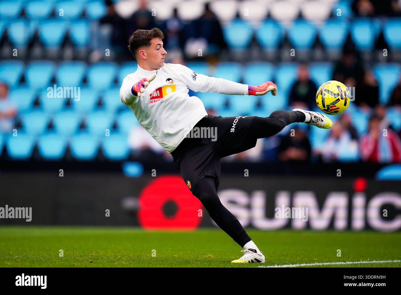 Julen Agirrezabala of Valencia CF during the La Liga EA Sports match ...