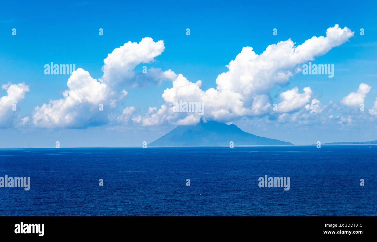 Blue ocean clouds in clear hi-res stock photography and images - Alamy