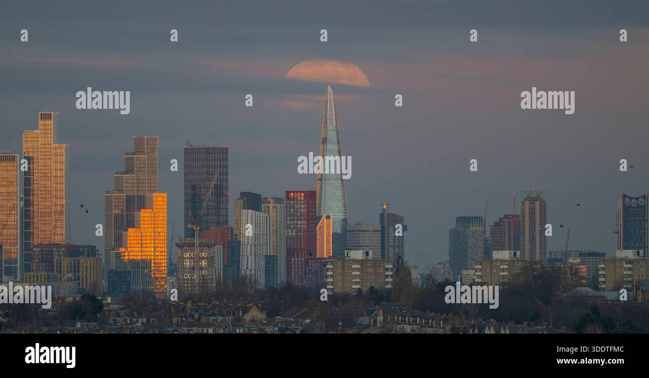 Wimbledon, London, UK. 3rd Jan, 2026. The full Moon, January’s Wolf ...