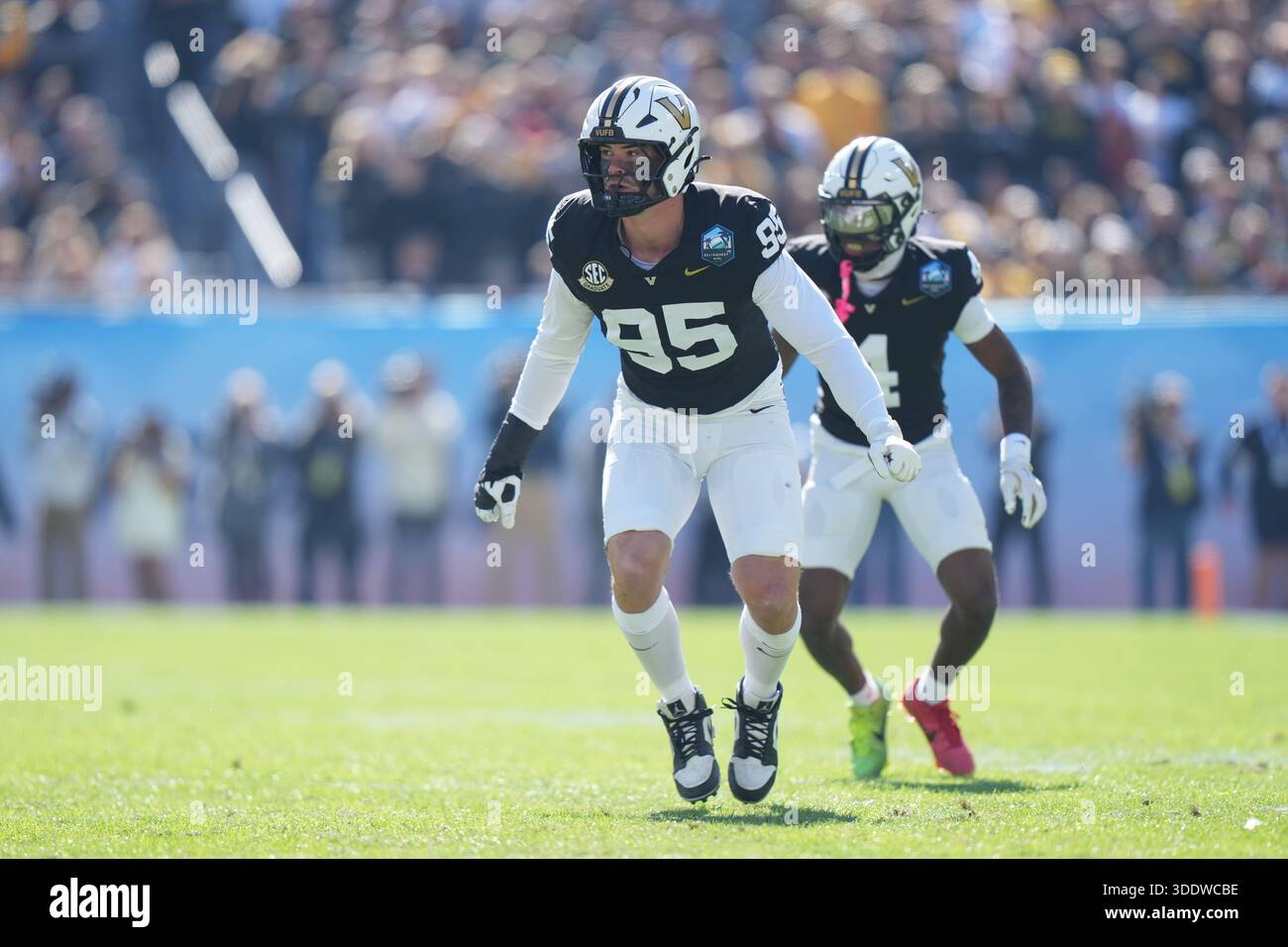 TAMPA, FL - DECEMBER 31: Vanderbilt Commodores defensive lineman Linus ...