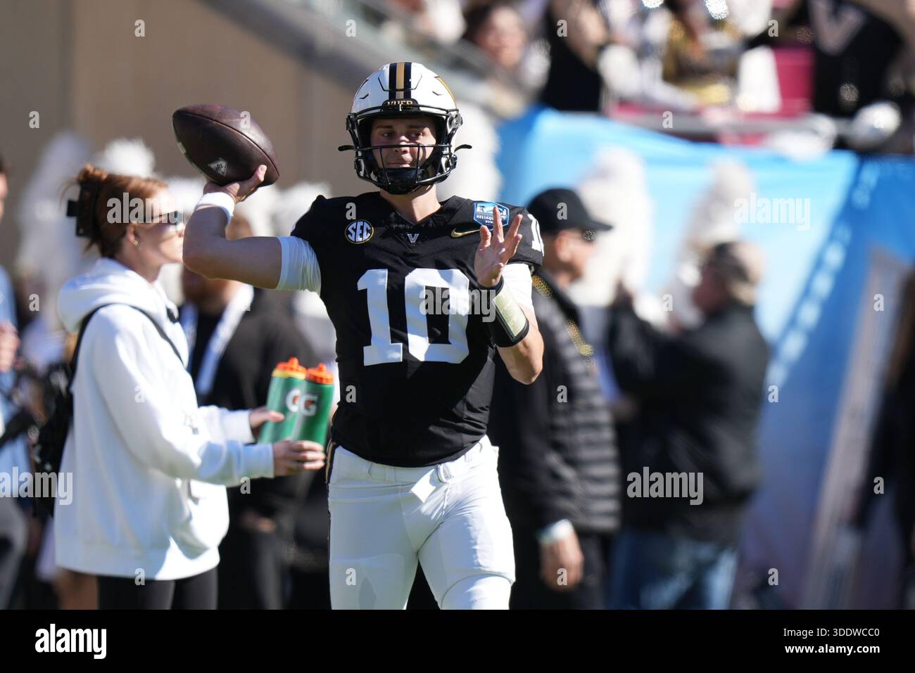 ORLANDO, FL - DECEMBER 31: Vanderbilt Commodores quarterback Whit ...