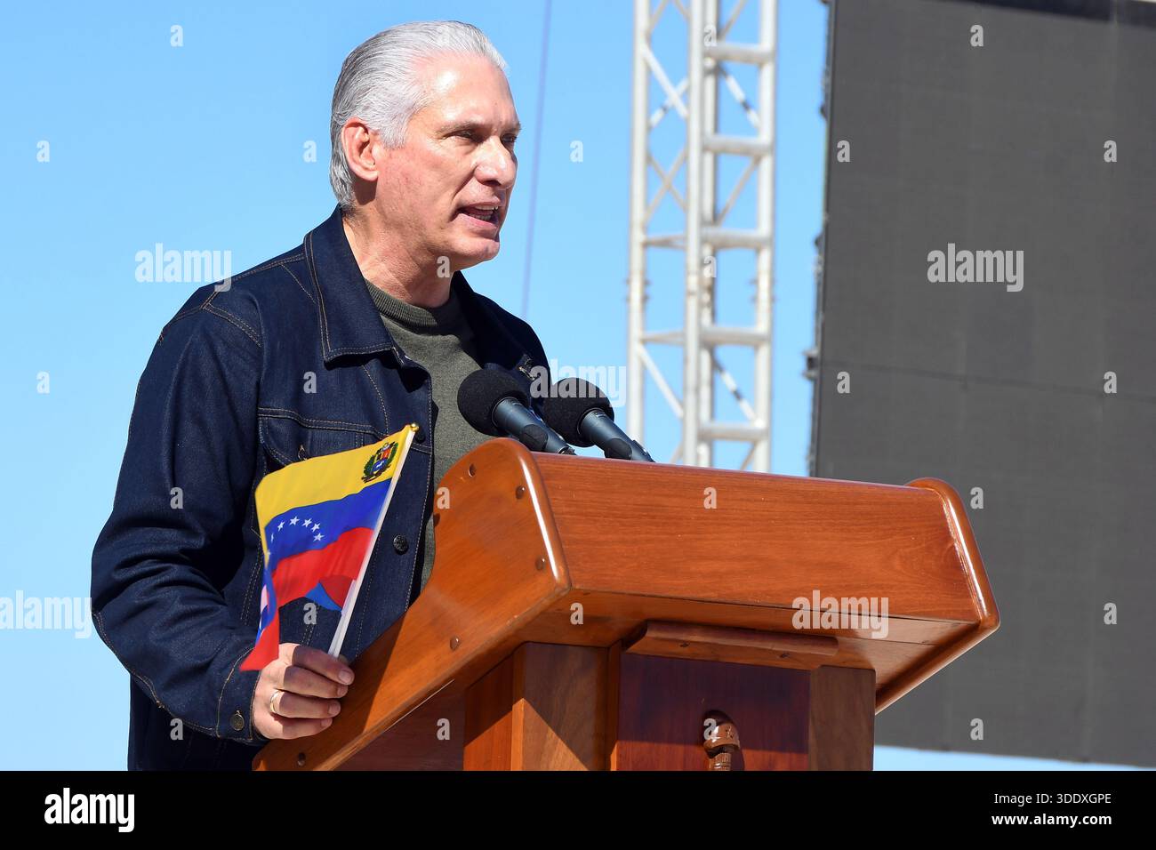 (260104) -- HAVANA, Jan. 4, 2026 (Xinhua) -- Cuban President Miguel ...