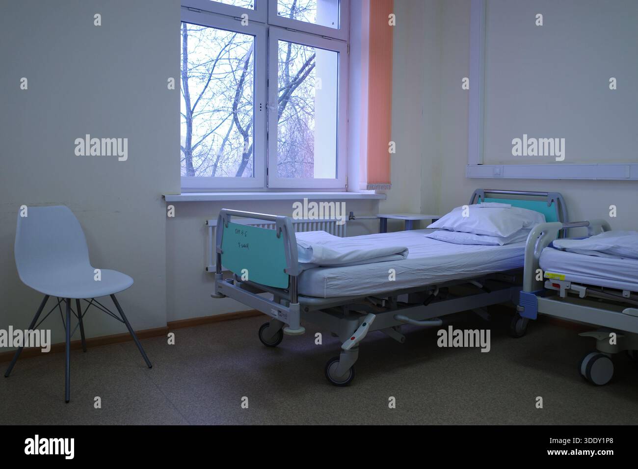 Empty hospital bed medical hi-res stock photography and images - Alamy