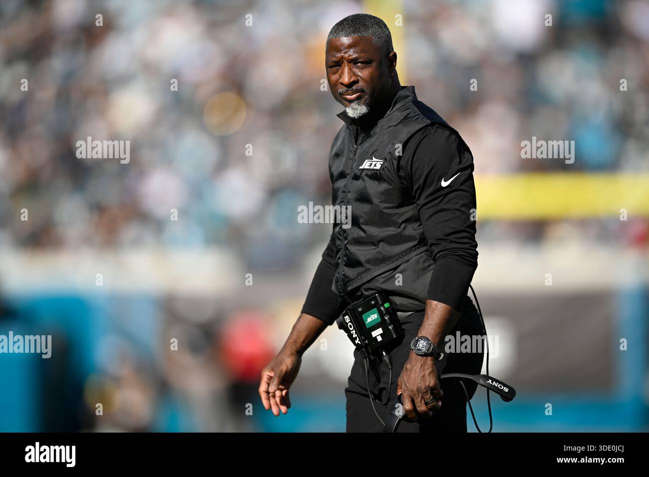 New York Jets head coach Aaron Glenn looks on during the first half of ...