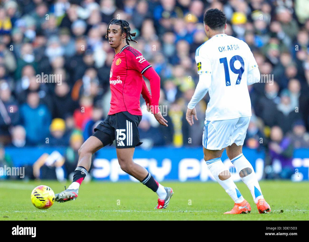 leny-yoro-of-manchester-united-passes-the-ball-during-the-premier