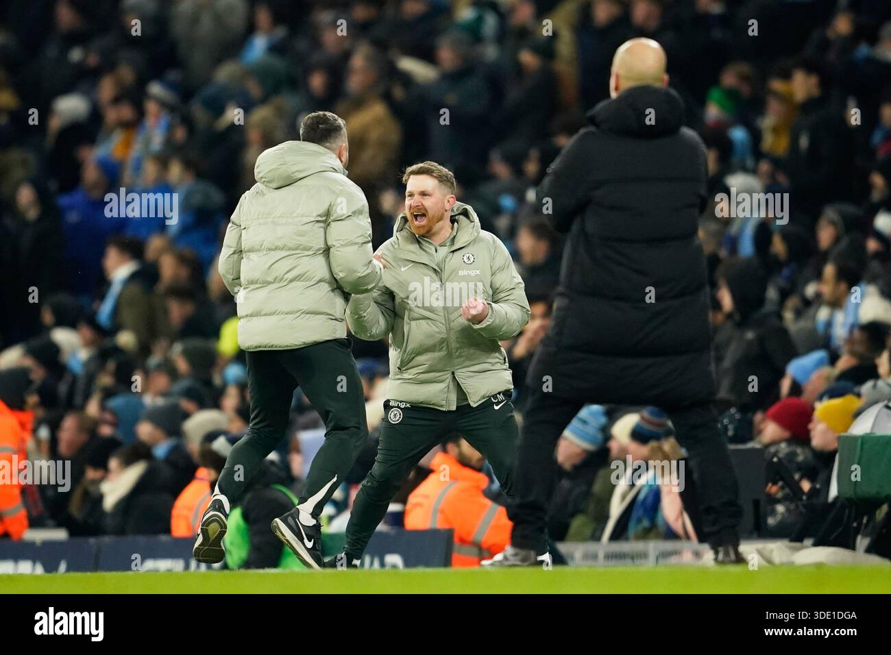 Chelsea's head coach Calum McFarlane, center, celebrates after Enzo ...